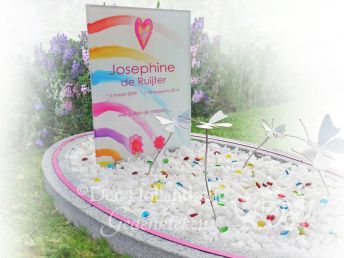 Kleurrijk kindermonument met glas en vlinders