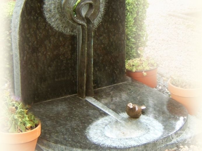 Kort graf met bronzen decoratie en vogel foto 1