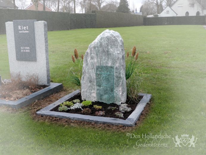 Kort graf met ruwe staande steen foto 1