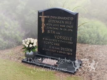 Kort grafmonument met bronzen kruis en belettering