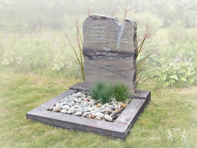 Kort grafmonument met ruwe lettersteen foto 1