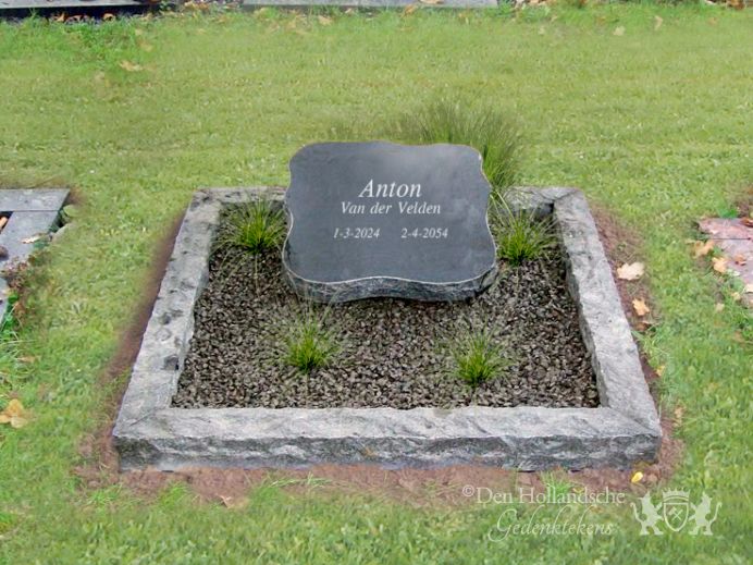 Kort grafmonument met ruwe omranding foto 1