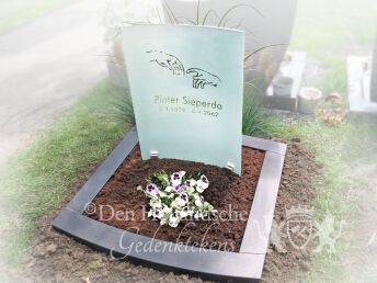 Kort grafmonument met staande glasplaat