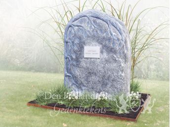 Kort grafmonument met uitgehakte boom