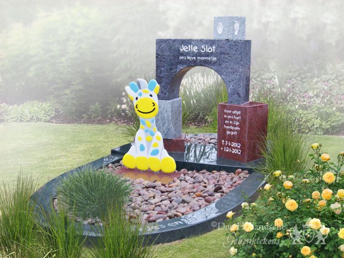 Kort kindermonument met speelblokken en giraf foto 1