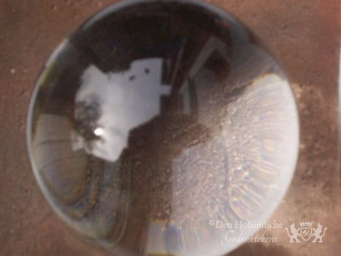Kristallen bol op zuil foto 1