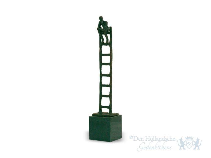 Bronze mini urn mens op ladder groen foto 1