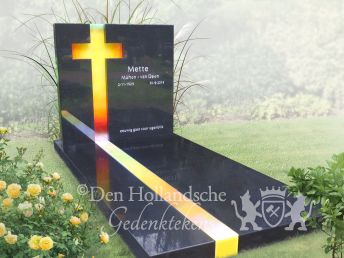 Moderne grafsteen met glasfusing kruis