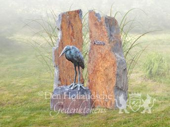 Natuurlijk grafmonument met bronzen reiger