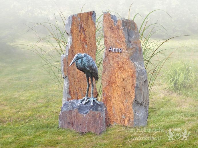 Natuurlijk grafmonument met bronzen reiger foto 1