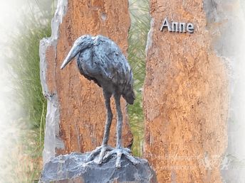 Natuurlijk grafmonument met bronzen reiger