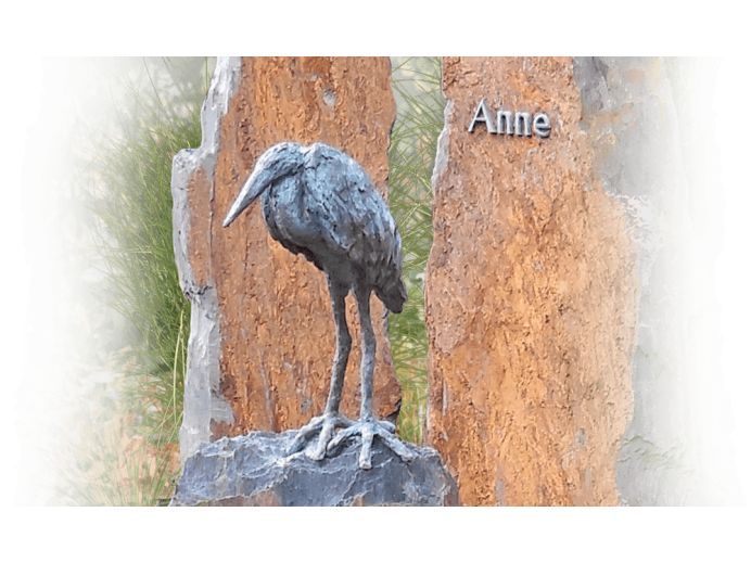 Natuurlijk grafmonument met bronzen reiger foto 1