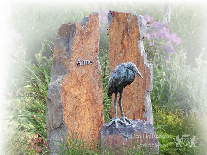 Natuurlijk grafmonument met bronzen reiger foto 1