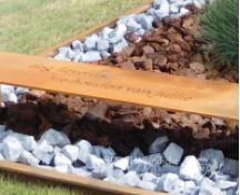 Natuurlijk grafmonument met cortenstaal vlinders foto 4