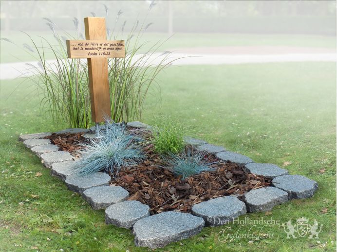 Natuurlijk grafmonument met houten grafkruis foto 1