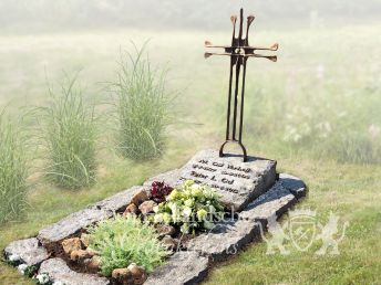 Natuurlijk grafmonument met kruis