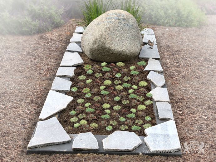 Natuurlijk grafmonument met zwerfkei foto 1