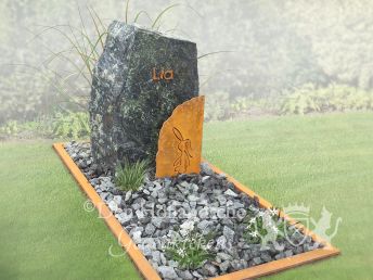 Natuurlijk kindermonument met konijntje