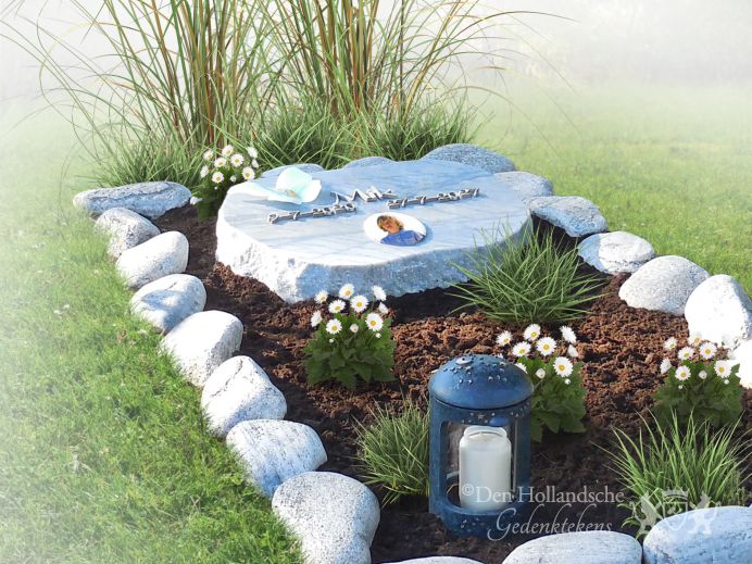 Natuurlijk kindermonument met witte keien foto 1