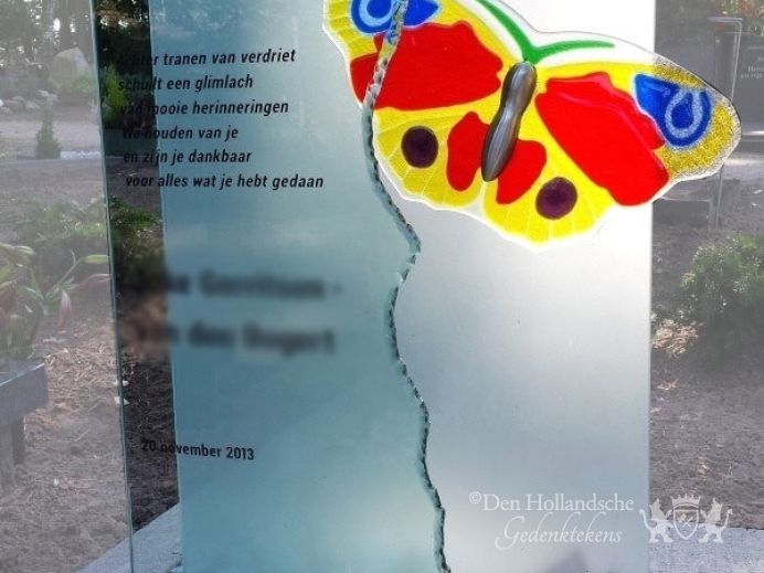 Natuurlijke kinder grafsteen met vlinder foto 1