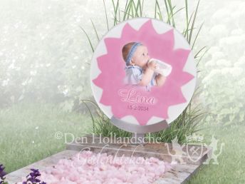 Roze grafmonument voor een baby