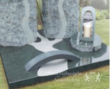 Ruw bewerkte zuilen op urnmonument foto 5