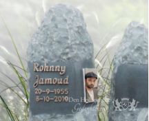 Ruw bewerkte zuilen op urnmonument foto 3