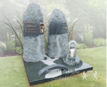Ruw bewerkte zuilen op urnmonument foto 1