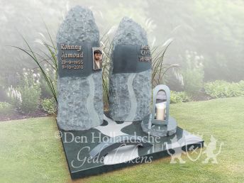 Ruw bewerkte zuilen op urnmonument