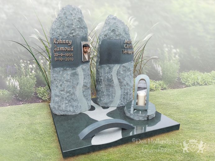 Ruw bewerkte zuilen op urnmonument foto 1
