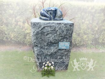 Ruwe grafsteen met beeld