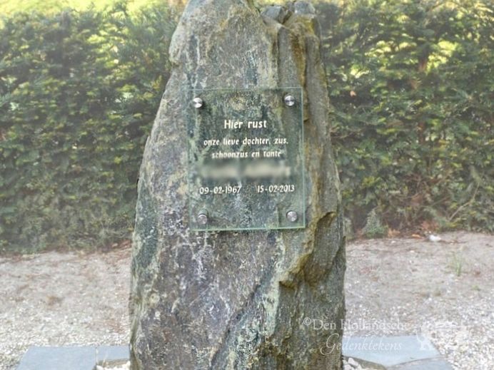 Ruwe grafsteen met glasplaat foto 1