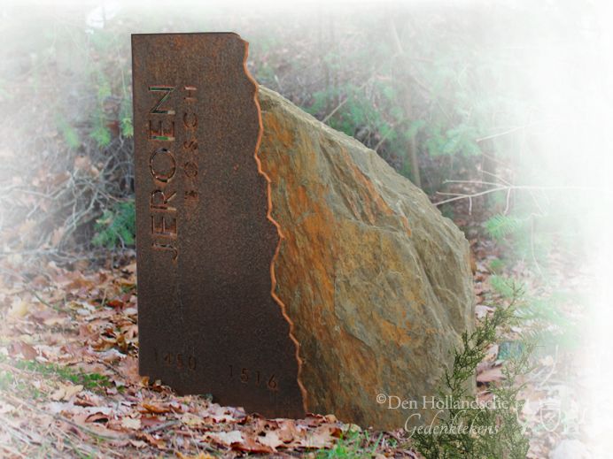 Ruwe steen met letterplaat van cortenstaal foto 1