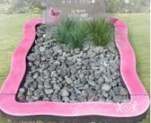 Speels grafmonument met roze vlinders foto 3