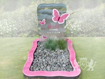 Speels grafmonument met roze vlinders