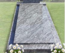 Traditioneel grafmonument met duif foto 4