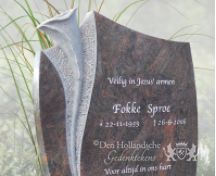 Traditioneel grafmonument met handwerk aronskelk foto 3