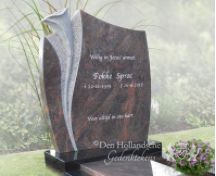 Traditioneel grafmonument met handwerk aronskelk foto 2