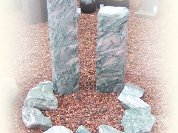 Twee zuilen met ruwe stenen foto 1