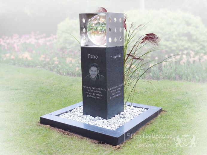 Kort grafmonument met kristallen bol foto 1