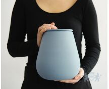 Athos – handgemaakte eco urn in grijsblauw engobe foto 1