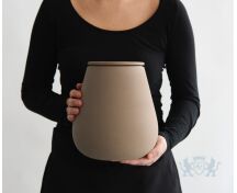 Athos – handgemaakte eco urn in zandkleurig engobe foto 1