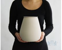 ATHOS – handgemaakte eco urne in zacht beige engobe foto 1