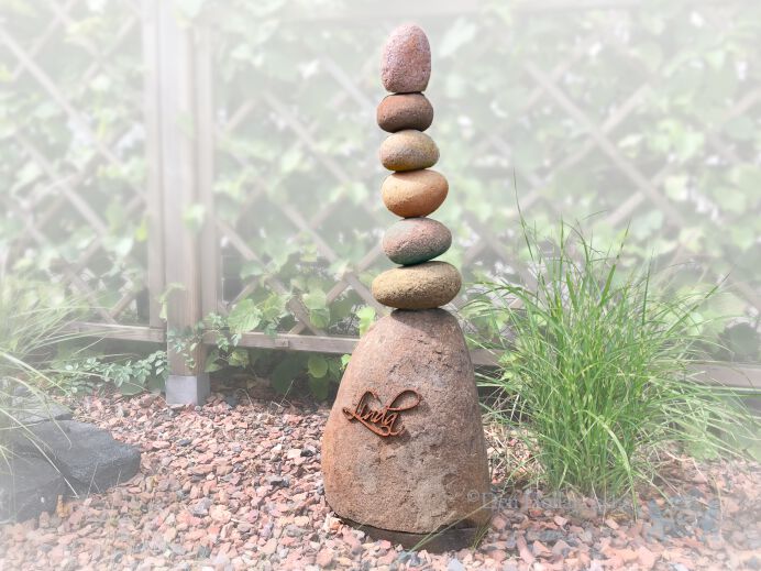 Cairn urn kei stapel van steen - Steenmannetje foto 1
