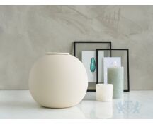 DIONA – handgemaakte eco urn in zacht beige engobe foto 1
