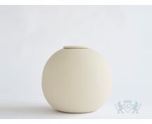 DIONA – handgemaakte eco urn in zacht beige engobe foto 1