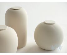DIONA – handgemaakte eco urn in zacht beige engobe foto 1