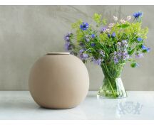 DIONA – handgemaakte eco urn in zandkleurig engobe foto 1