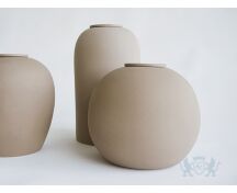 DIONA – handgemaakte eco urn in zandkleurig engobe foto 1