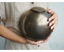 DIONA – handgemaakte urn in koperkleurig metallic keramiek foto 1